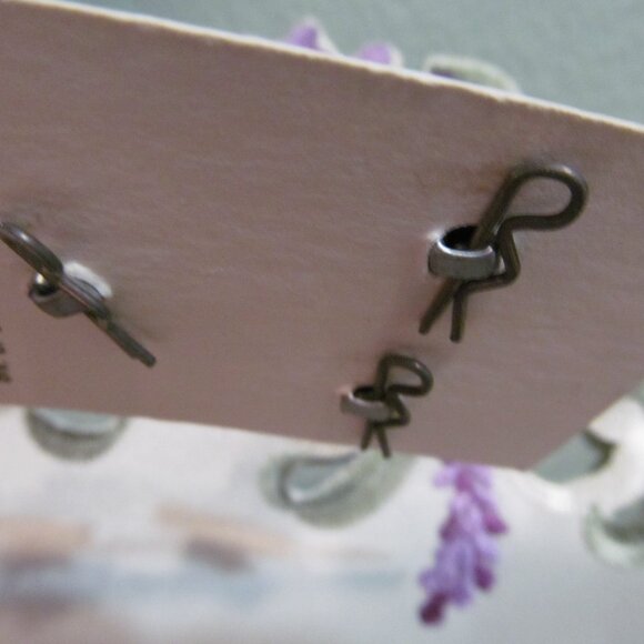 Vintage NEW Le Chic Buttons 3 Buttons on 1 Card ~ Silver Metal Crest Shield - Picture 7 of 8